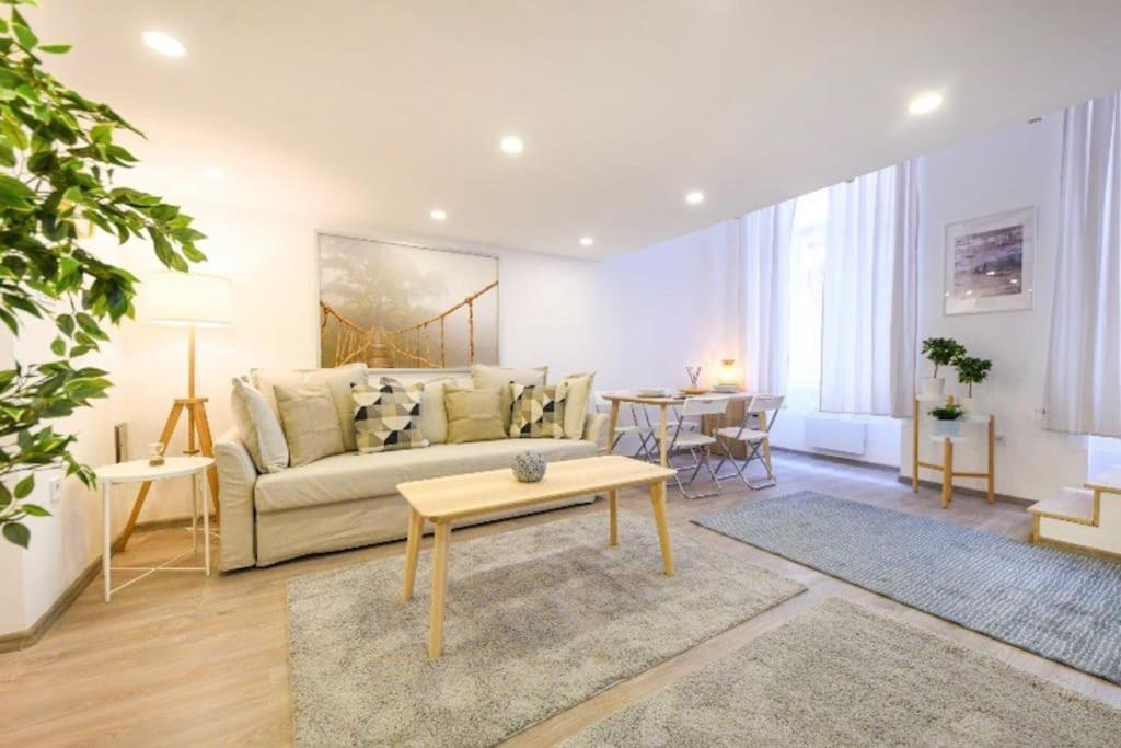 2 Bedroom Flat In Nyar Str., Boutique Budapest Ngoại thất bức ảnh
